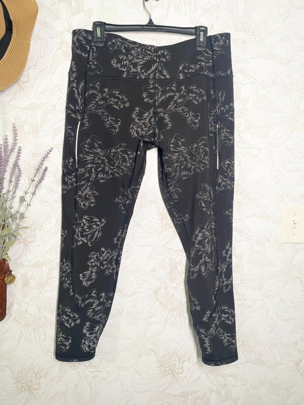 Athleta Rainier Reflective Tight 2X Black Floral Patterned Leggings with Pockets
